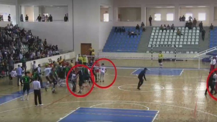 Taraftar bıçakla sahaya girdi