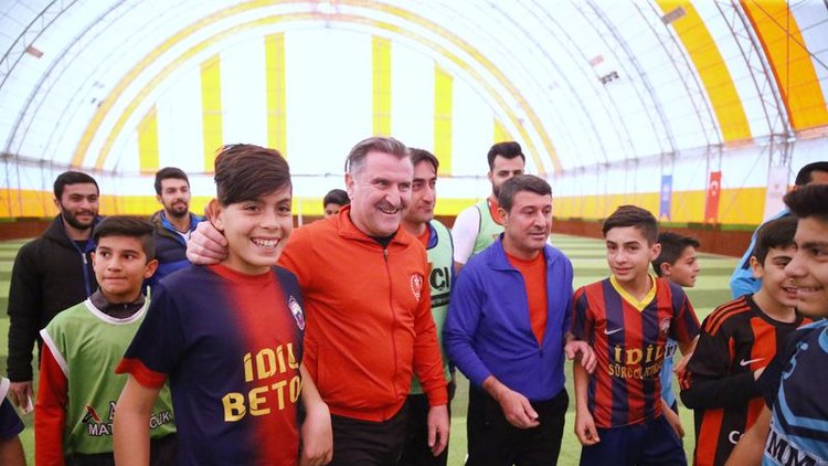 Bakan çocuklarla maç yaptı