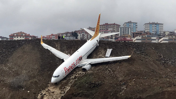 Pistten çıkan Pegasus Havayolları uçağının inişi kamerada!