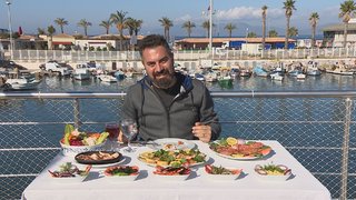 Turgay Başyayla, Aydın’daki lezzet yolculuğuna devam etti. Germencik’te  davul, zurna ve zeybek eşliğinde karşılandı.