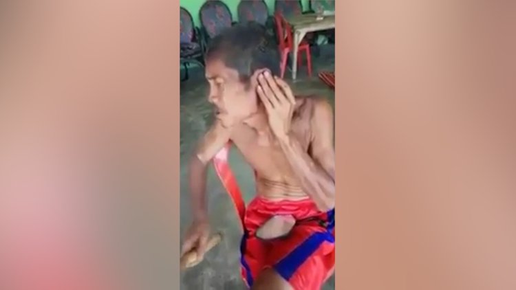 Meşaleyle kendini traş eden adam