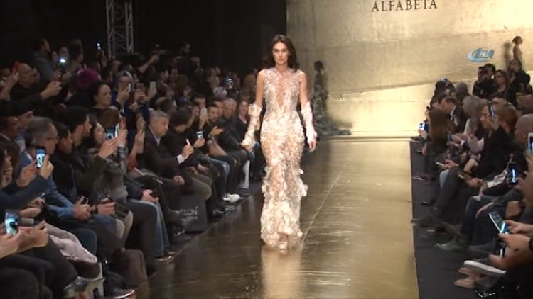 Victoria Secret mankenlerinden Maryna Linchuk ve Ayşe Hatun Önal aynı podyuma çıktı