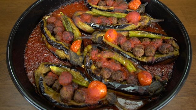 1 dakikada Köfteli Karnıyarık