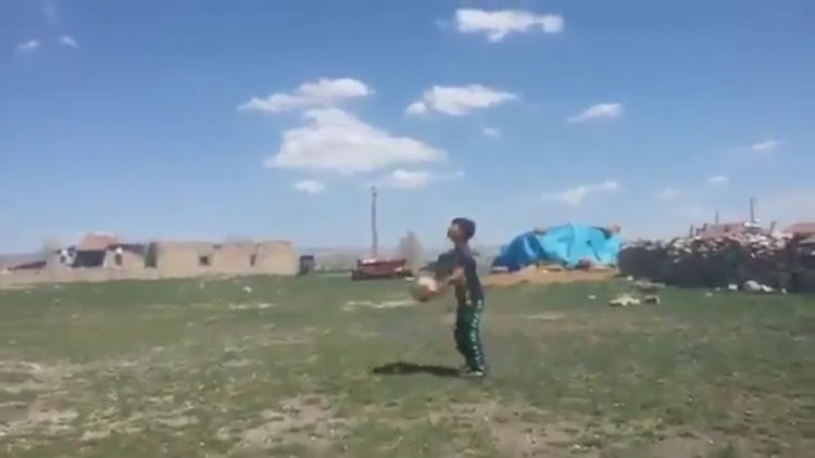 Minik futbolcudan röveşata dersi