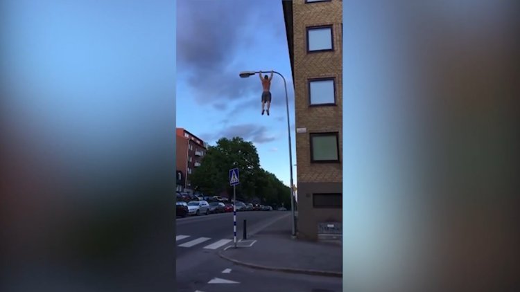 Elektrik direğine tırmanıp barfiks çekti