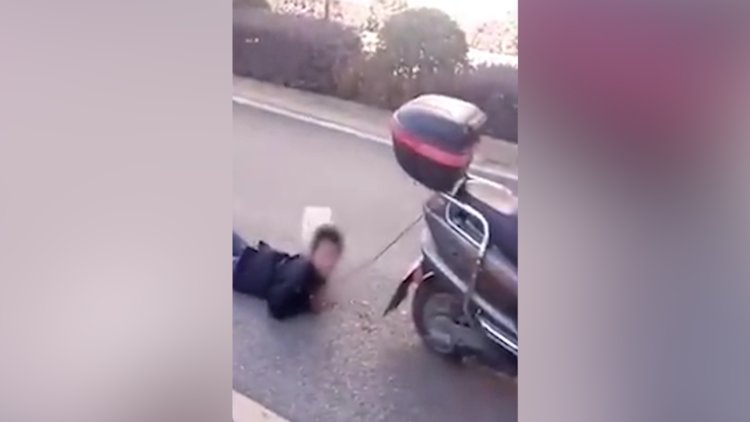 Yaramazlıklarından dolayı oğlunu ellerinden Scooter'a bağlayarak sürükleyen anne