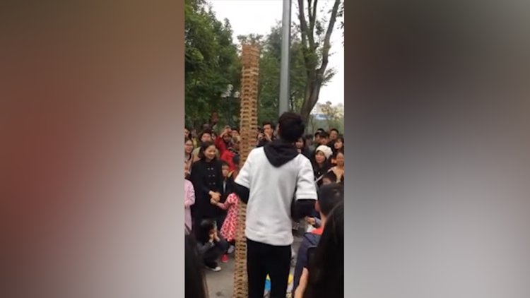 Yardım etmek isterken dev jenga kulesini yıkan kadın