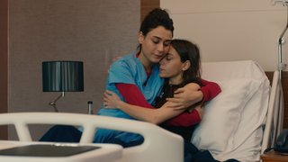 Eylül'ü kaybetme korkusu yaşayan İpek onun başından bir an olsun ayrılmaz. Eylül'ün uyanmasıyla iki kardeş aralardındaki buzları eriterek barışırlar. ...