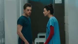 İpek'in Ali Asaf'ı suçlu olarak göstermesi Oğuz'un sinirlenmesine neden olur. Tartışma esnasında Oğuz, İpek'e karanlık bir tarafı olduğunu söyler. ...