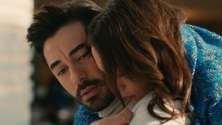 İpek'le tartışan Eylül sakinleşmek için Ali Asaf'ın yanına gidiyor. 