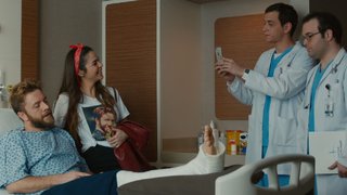 Pop star Okay Tunç'a hayran olan Esma onu görmek için hastaneye geliyor. Alp ve Samo bu duruma sinir oluyor. 