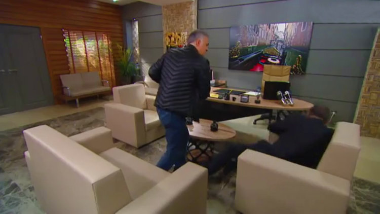 Haluk, Meltem'e Asılan adama yumruk atıyor