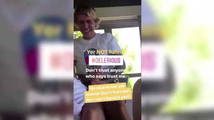Justin Bieber annesine ayak masajı yaptı