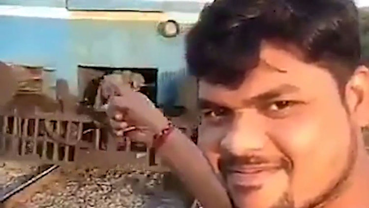 Tren, adama böyle çarptı