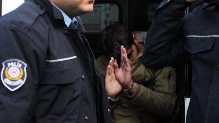 Yoldan geçen polis suç üstü yakaladı