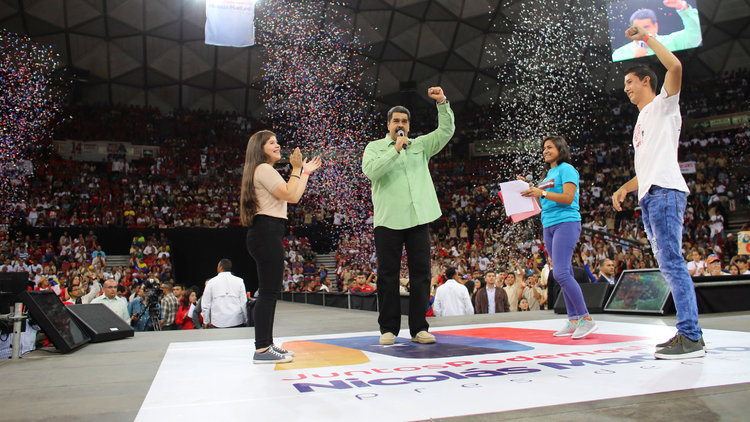 Venezuela Devlet Başkanı, gençlerle dans etti