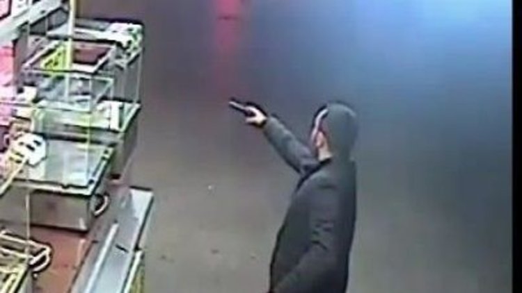 Kadıköy'ün göbeğinde tetiğe bastı