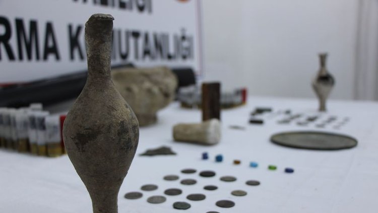 Tarla sürerken hazine buldu