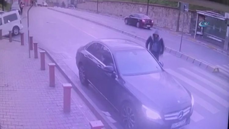 Ekmek almak için indi arabasından oldu...Hırsızlık anı kamerada