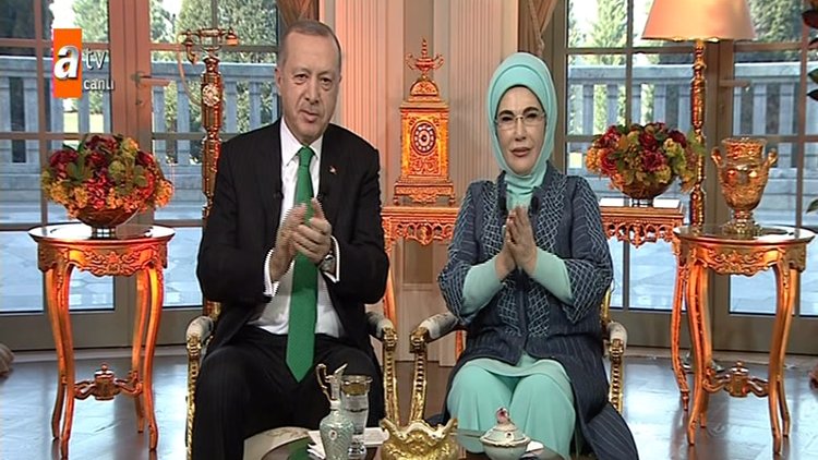 Erdoğan çiftinden okuma yazma kampanyasına destek