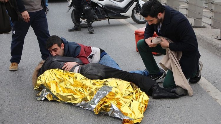 Kardeşine sarılıp ambulansı bekledi