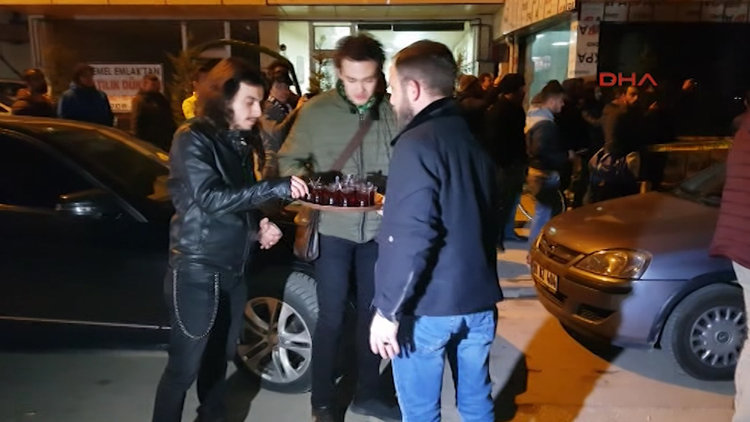 Şüpheli çantanın imha edilmesini bekleyen vatandaş ve polislere çay servisi