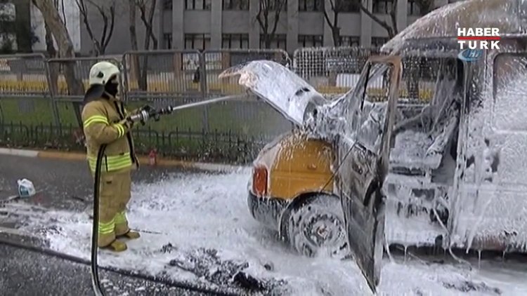 Vatan Caddesi'nde yanan PTT aracı trafiği durdurdu