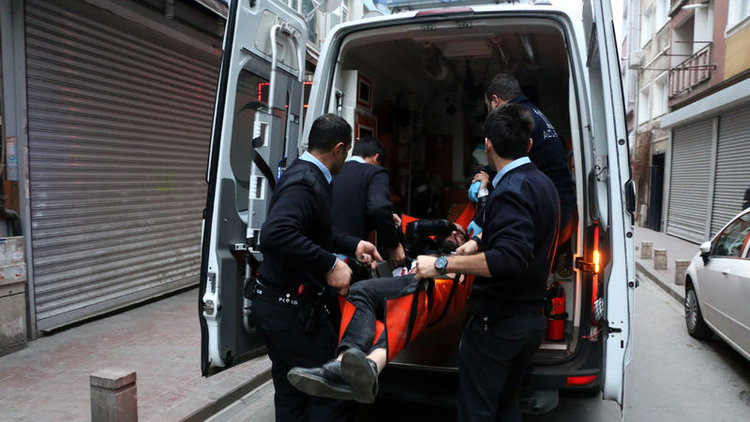 Karısına kızıp kendini bıçakladı