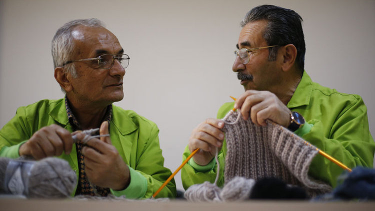 'İhtiyar delikanlılar' artık kazak örüyor