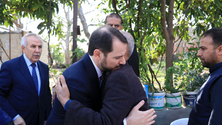 Bakan Albayrak'tan Reyhanlı'daki şehit ailelerine ziyaret
