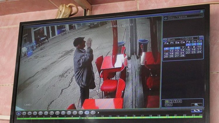 Türk bayrağını öptü, ardından selam durdu