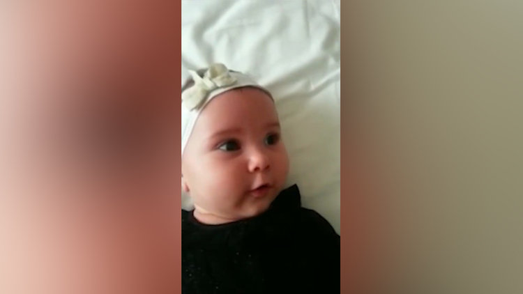 Sevimli bebeğin komik gülüşü