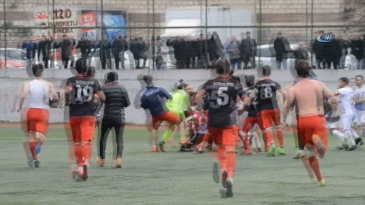 Amatör maçta futbolcuların tekme tokat kavgası kamerada