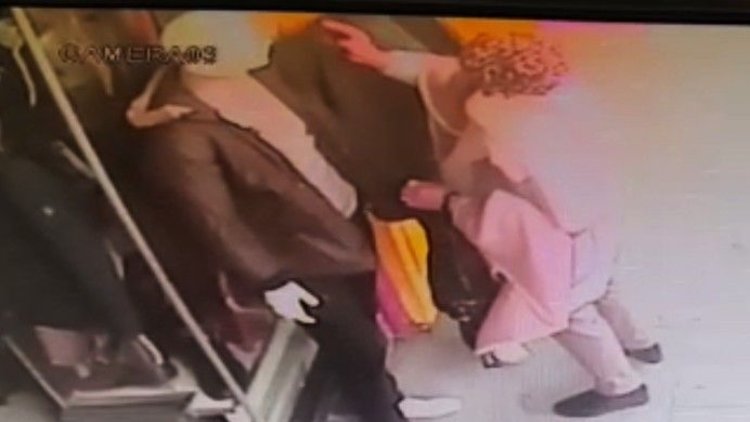 Mağazanın önündeki cansız mankeni soydu