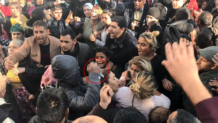 Kalabalığın arasında eşine makasla saldırdı