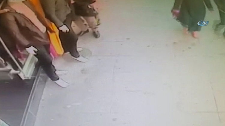 Cansız mankenin üzerindeki kıyafeti böyle çaldı