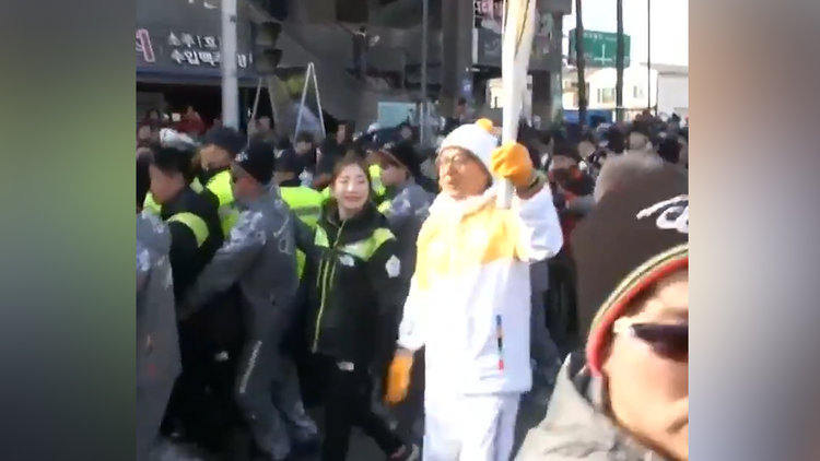 Pyeongchang'da düzenlenen kış olimpiyatlarında, meşaleyi Jackie Chan taşıdı