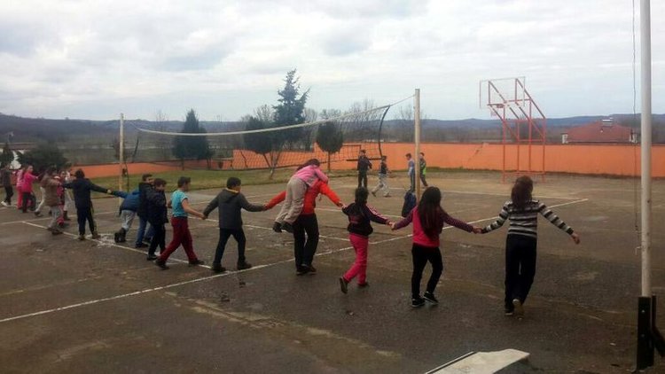 Öğrencisini sırtında taşıdı