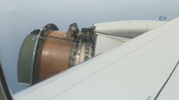 ABD'de uçağın motor kapağı havada koptu