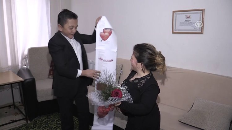 Eşine boyundan uzun şiir yazdı