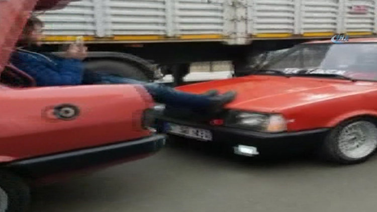 Çekme halatı yerine bacaklarını kullandı