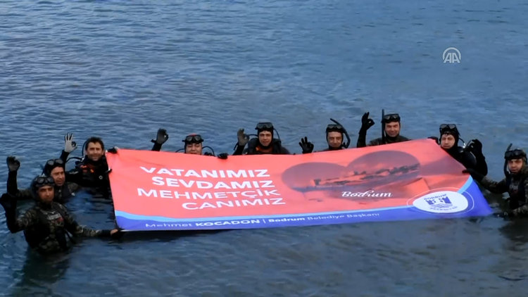 Mehmetçik'e su altından destek