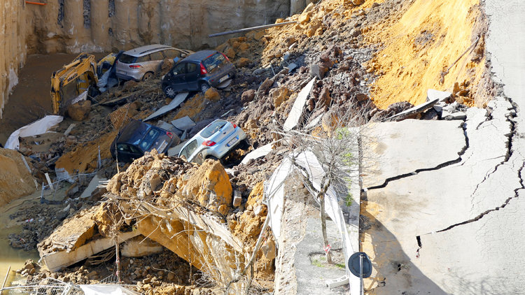 Çukur araçları yuttu