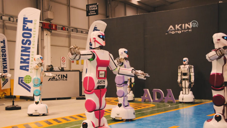 Yerli insansı robotlar "Erik Dalı" oynadı