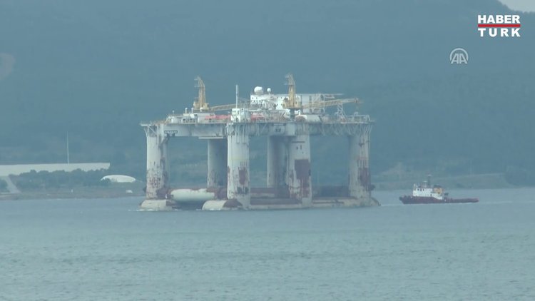 Dev platform, Çanakkale Boğazı'nı kapattı