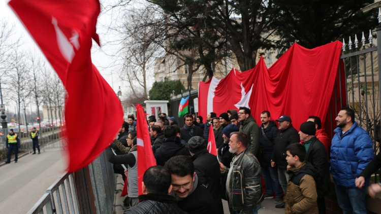 Vatandaşlardan Türkiye'nin Budapeşte Büyükelçiliği önünde nöbet