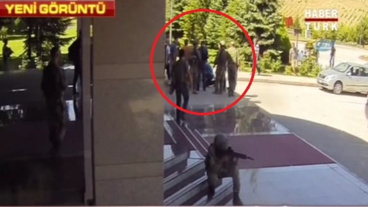 Aksakallı&#039;nın Ömer Halisdemir&#039;i alnından öptüğü an... 