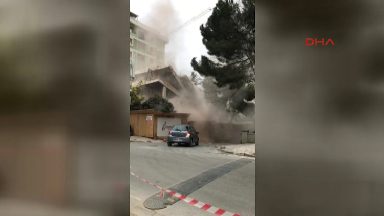 Kadıköy'de tehlikeli yıkım kamerada