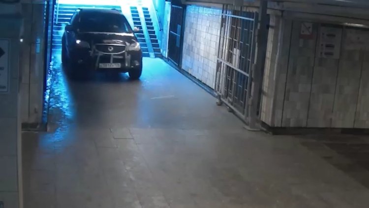 Arabayla metro istasyonuna girdi