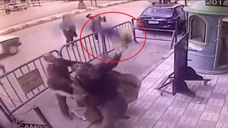 Balkondan düşen çocuğu polis böyle yakaladı